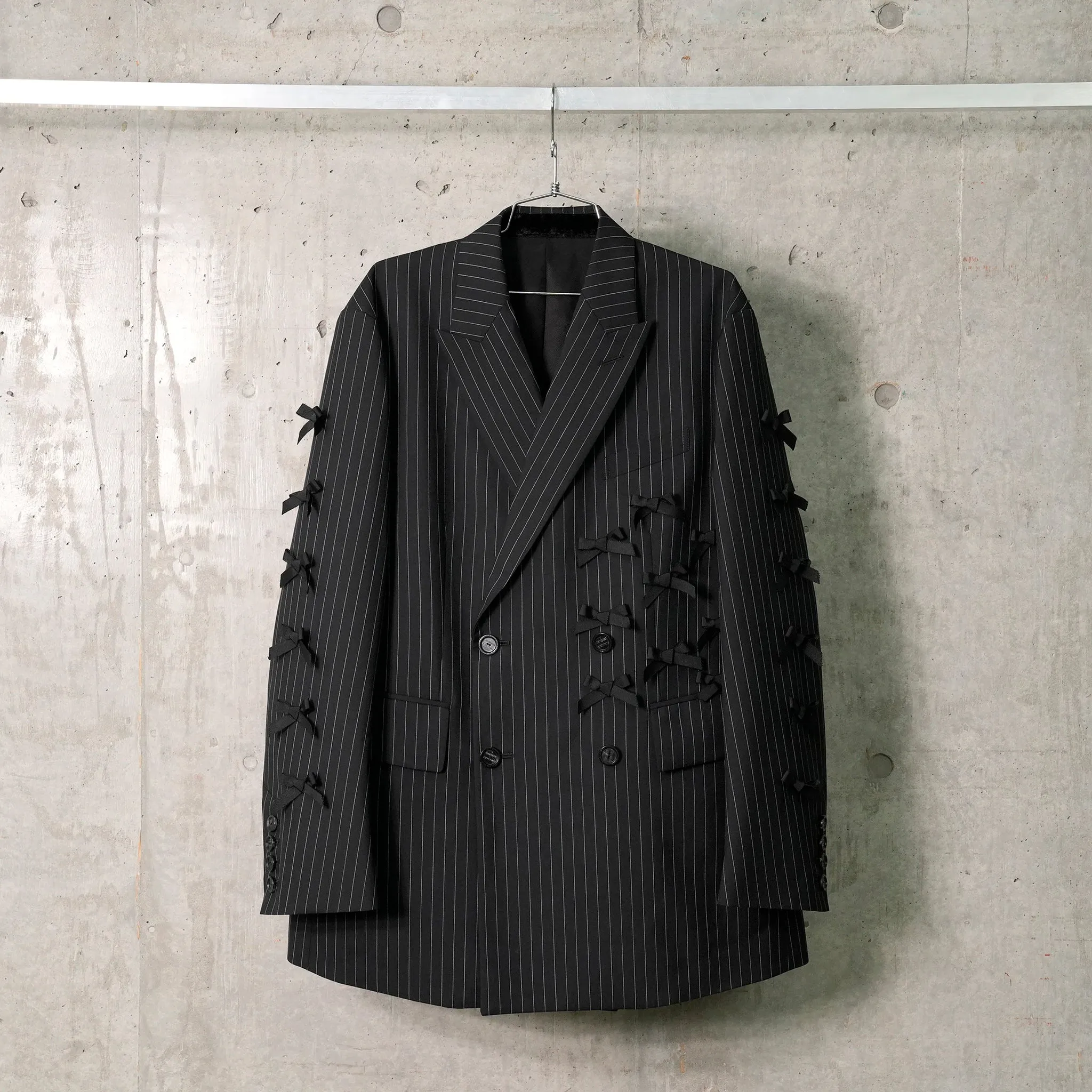DOUBLE BREASTED PEAKED LAPEL JACKET. / 126:BLACK x WHITE CHALK STRIPE