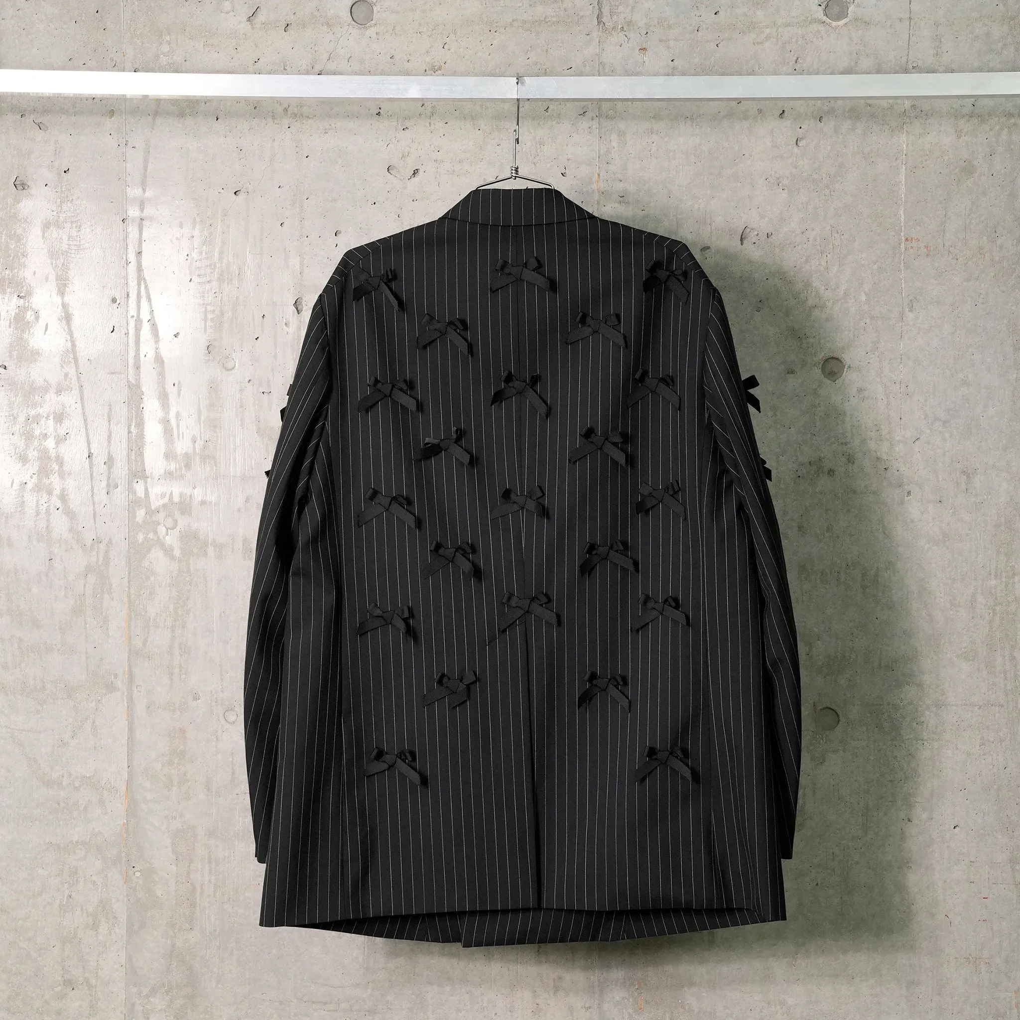 DOUBLE BREASTED PEAKED LAPEL JACKET. / 126:BLACK x WHITE CHALK STRIPE