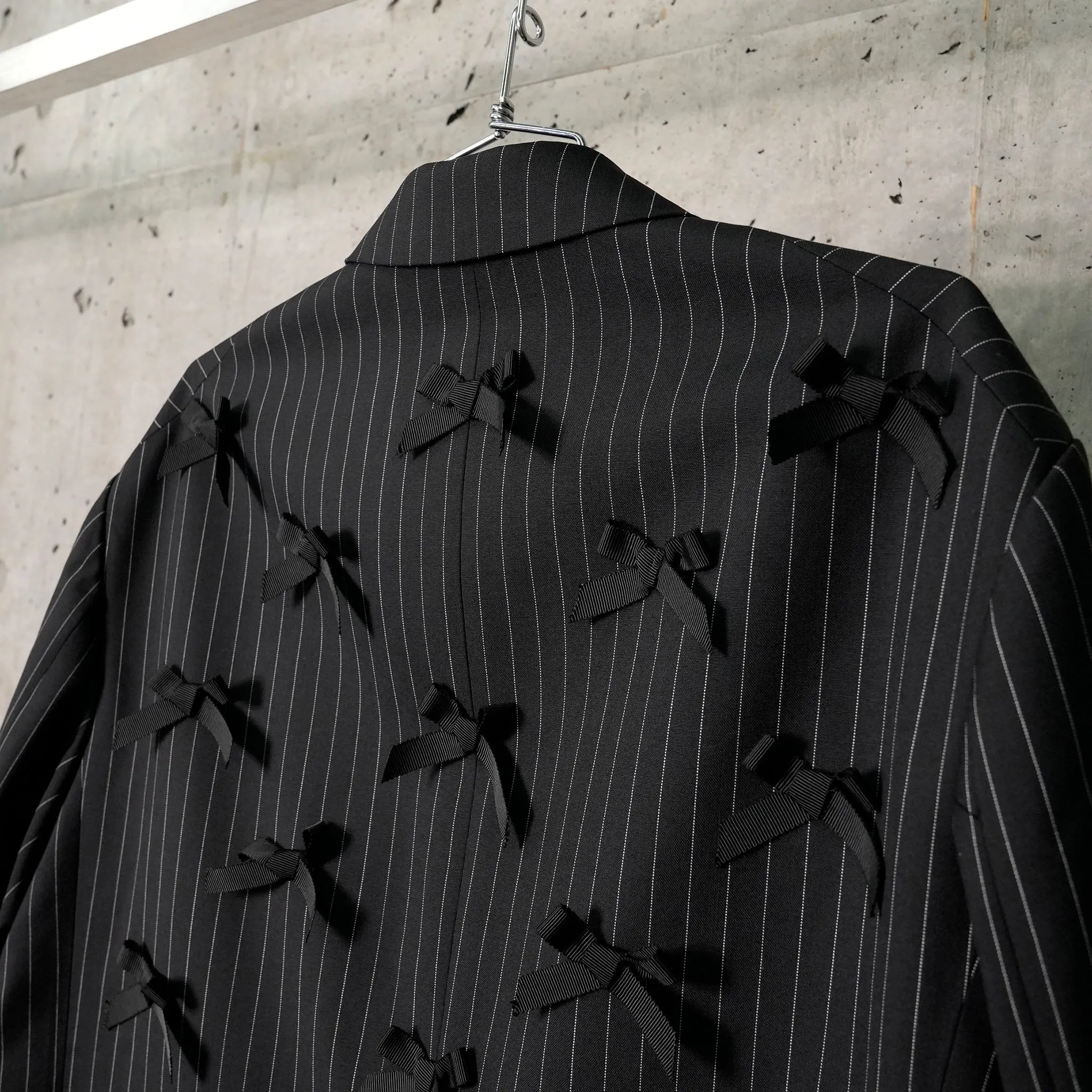DOUBLE BREASTED PEAKED LAPEL JACKET. / 126:BLACK x WHITE CHALK STRIPE