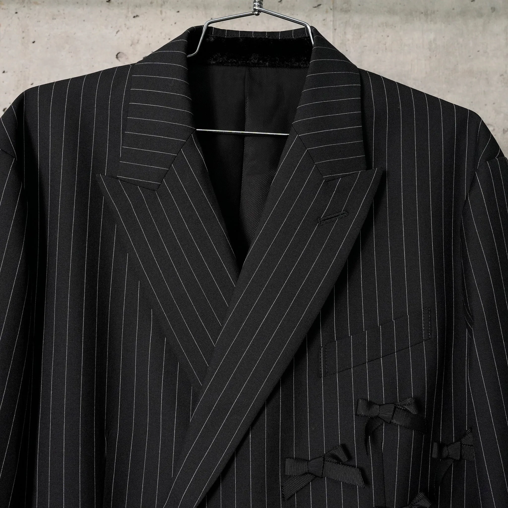 DOUBLE BREASTED PEAKED LAPEL JACKET. / 126:BLACK x WHITE CHALK STRIPE