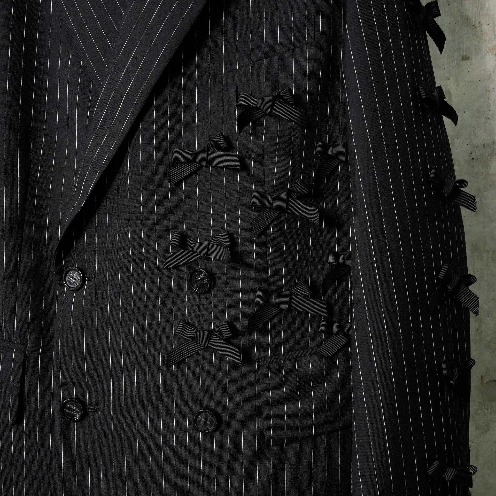 DOUBLE BREASTED PEAKED LAPEL JACKET. / 126:BLACK x WHITE CHALK STRIPE