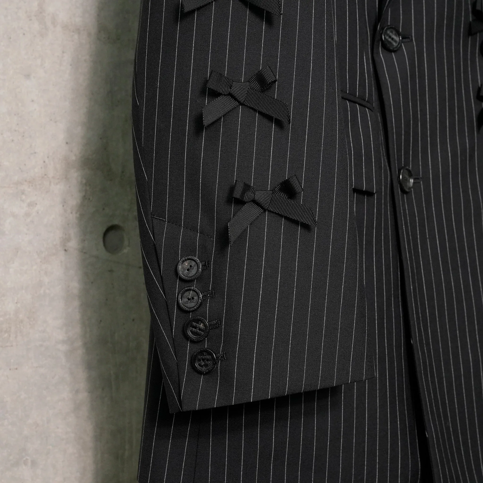 DOUBLE BREASTED PEAKED LAPEL JACKET. / 126:BLACK x WHITE CHALK STRIPE